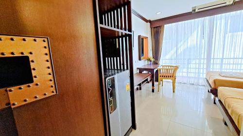 Standard Twin Room image 4