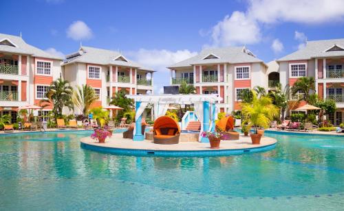 בריכת שחיה, Bay Gardens Beach Resort & Spa in מפרץ רודני