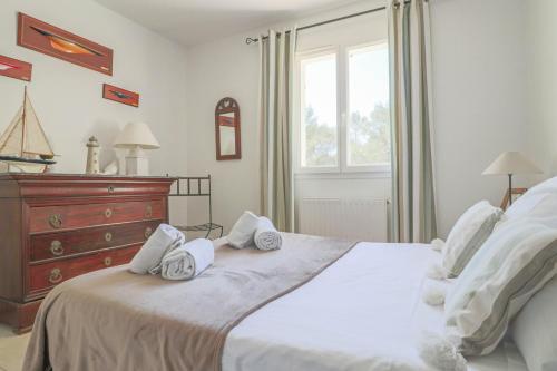 VILLA DES COLLINES - Absolute calm at 10' from the center - Tap to explore photos