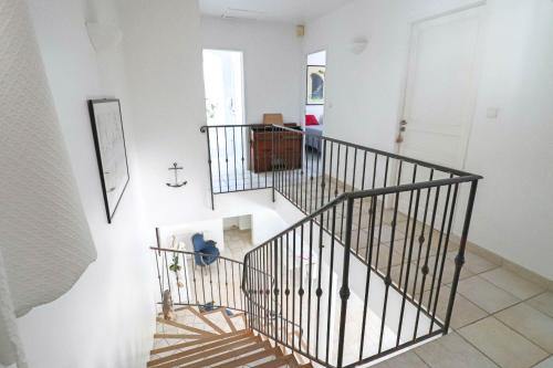 Peaceful Villa with Infinity Pool, 10' from the Center of Antibes in Trois Moulins