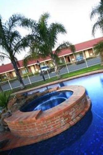 المنظر الخارجي, Pines Country Club Motor Inn in شيبارتون