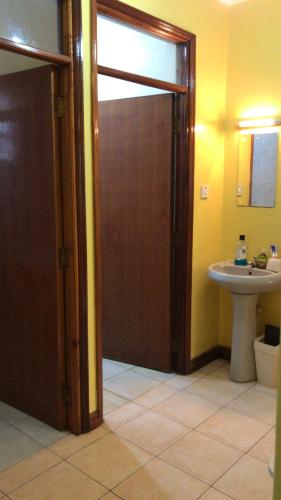 Baño, TripleA Furnished Apartment in Ruaka