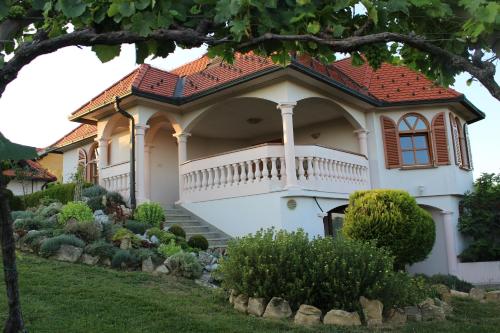 Viesnīcas āriene, Villa Lotus in Robadje
