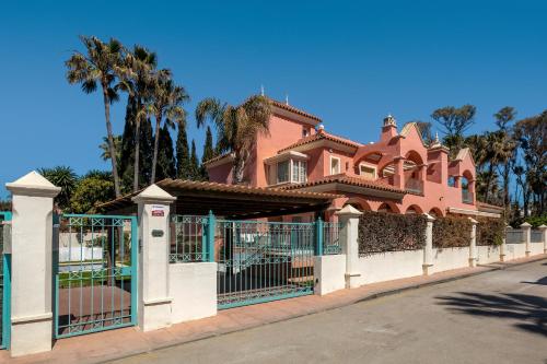 Lorea Playa, Luxury 6 Bedroom Villa with Seaview in Marbella