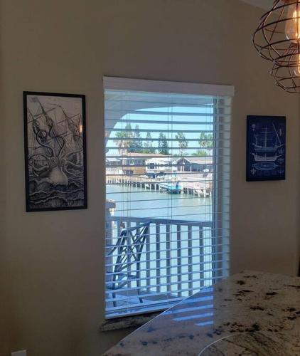 Captain's Cottage - Beautiful Waterfront Cottage