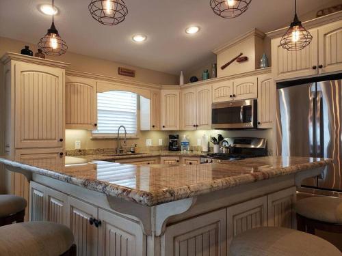 Captain's Cottage - Beautiful Waterfront Cottage