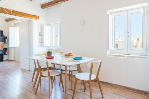 A Look at Ortigia - Bright Apartment