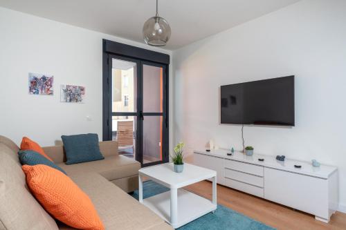 One-Bedroom Apartment room in Central couples Apt by Costarentals - Ref 131