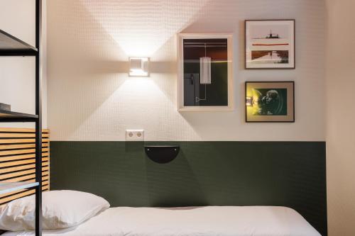 1 queen bed, 1 twin bed