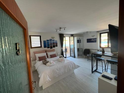 Apartments and Rooms Maritimo