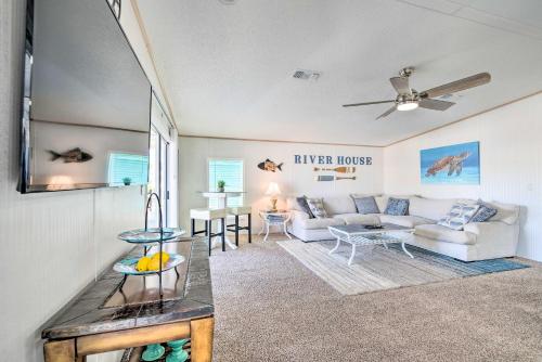 Boat Dock and Porch Riverfront Retreat in Homosassa in โฮโมซัสซา (FL)