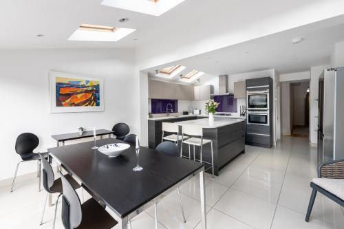 Fabulous House - Only 10 minutes walk to Roman Baths, Бат (фото 10)