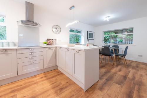 virtuve, Large 2-Bedroom Bungalow near Airedale Hospital, Keighley, Convenient Location with Parking in Steeton
