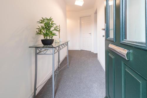 Viesnīcas āriene, Large 2-Bedroom Bungalow near Airedale Hospital, Keighley, Convenient Location with Parking in Steeton