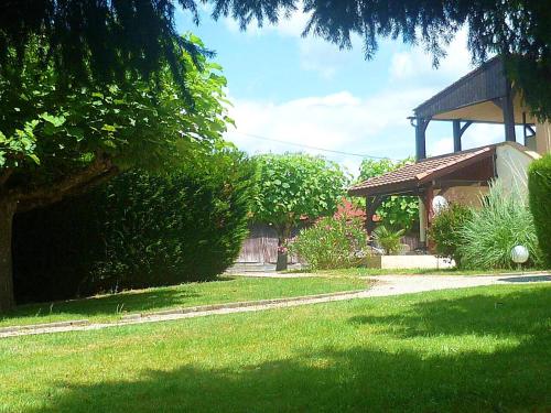 Maison confortable avec piscine partagée à Saint-Genies. gîte à louer Marcillac-Saint-Quentin