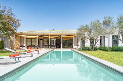 Villa Art Deco : Stylish villa with extra long pool in Sommières - Location, gîte - Villevieille