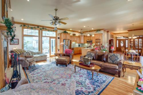 Charming Crete Home with Hot Tub, Deck and Fire Pit in Schererville, USA