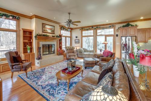 Charming Crete Home with Hot Tub, Deck and Fire Pit in Schererville, USA