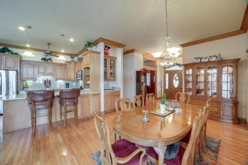 Charming Crete Home with Hot Tub, Deck and Fire Pit in Schererville, USA