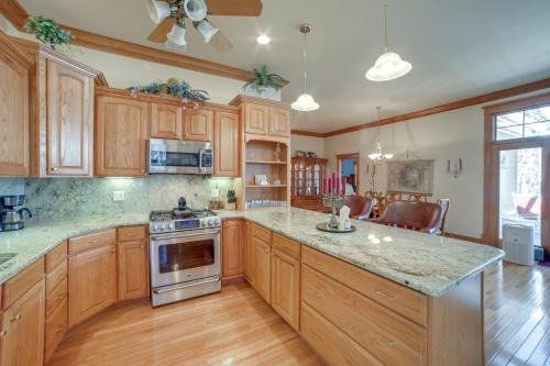 Charming Crete Home with Hot Tub, Deck and Fire Pit in Schererville, USA