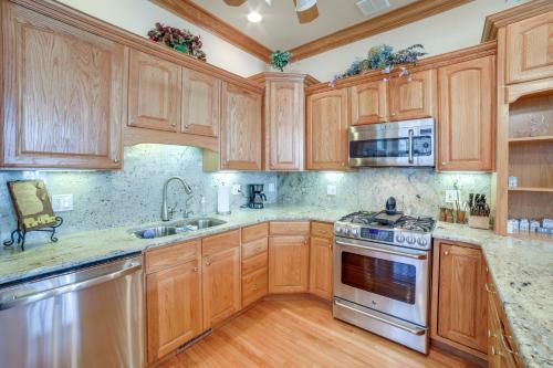 Charming Crete Home with Hot Tub, Deck and Fire Pit in Schererville, USA