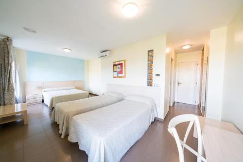 1 double bed, 2 twin beds