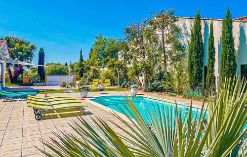 Awesome Home In Creissan With Heated Swimming Pool