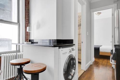 E Village 1BR w in-unit WD nr Park NYC-722, New York (photo 6)