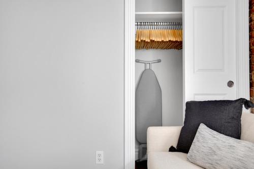 E Village 1BR w in-unit WD nr Park NYC-722, New York (photo 9)