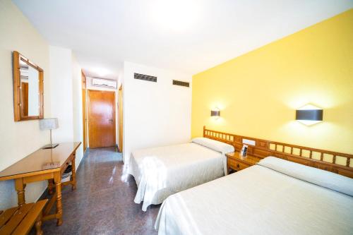 2 twin beds