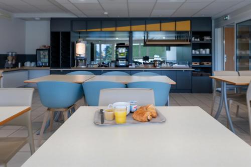 อาหารและเครื่องดื่ม, B&B HOTEL Pau Lescar in เลสการ์