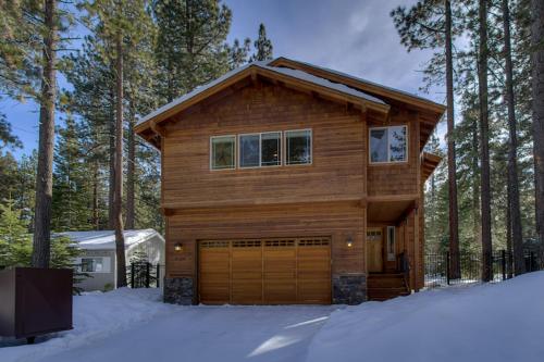 B&B South Lake Tahoe - Brand New Upscale Home, Hot Tub, Foosball - Bed and Breakfast South Lake Tahoe