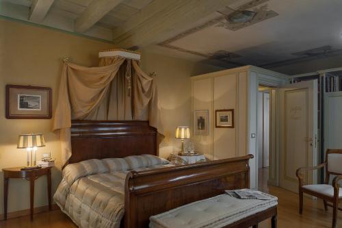 Double Room with City View image 10