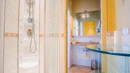 Double Room with City View image 6