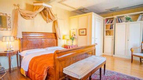 Double Room with City View image 2