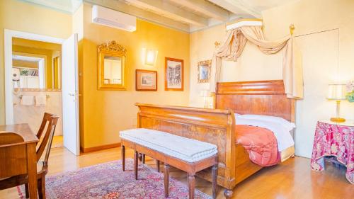 Double Room with City View image 9