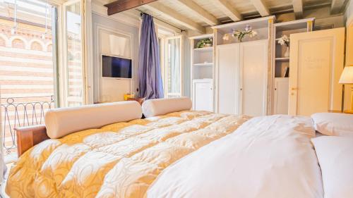 Deluxe King Room image 2