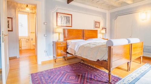 Deluxe King Room image 10