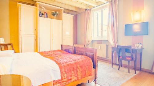 Double Room with City View image 1
