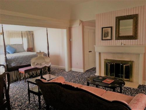 The Mendocino Hotel and Garden Suites