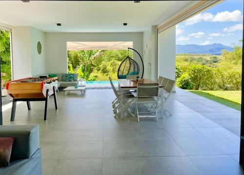 Villa Kumquat avec piscine et vue sur les montagnes in Πτι-Μπουργκ