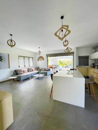 Villa Kumquat avec piscine et vue sur les montagnes in Πτι-Μπουργκ