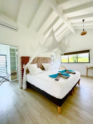 Villa Kumquat avec piscine et vue sur les montagnes in Πτι-Μπουργκ