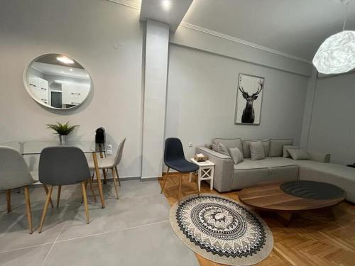 Acropolis Casa 2bdr/2bthr w/hot tub-3mins to plaka, Athènes