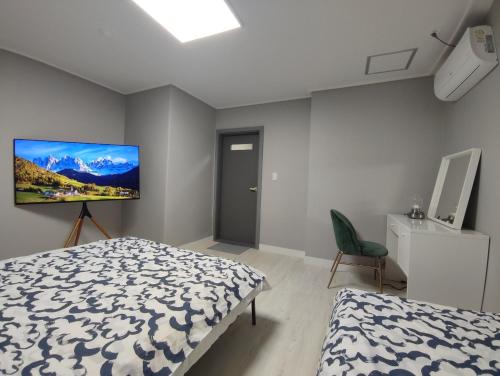 Family Room with Bathroom image 3