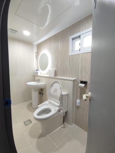 Twin Room with Bathroom image 1