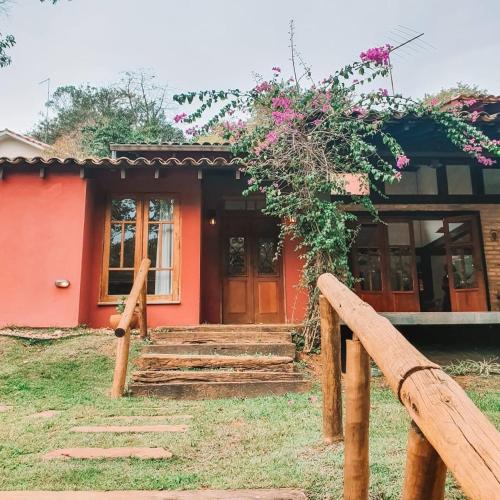 Piscina e home-office em meio à natureza