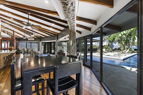 ห้องส่วนกลางสำหรับนั่งเล่น/ดูทีวี, Playa Potrero - beachfront Villa, big private pool - Casa Bella Catalina in พอเทรโร่