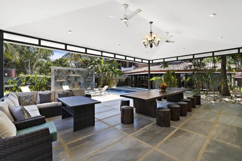 ระเบียง/ชานเรือน, Playa Potrero - beachfront Villa, big private pool - Casa Bella Catalina in พอเทรโร่