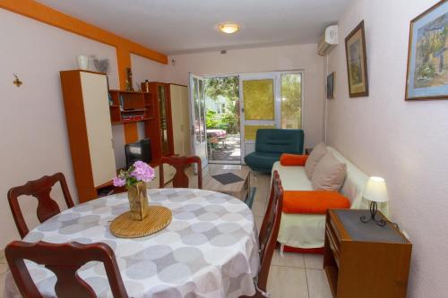 One-Bedroom Apartment with Terrace room in Apartments with parking space Makarska - 20626
